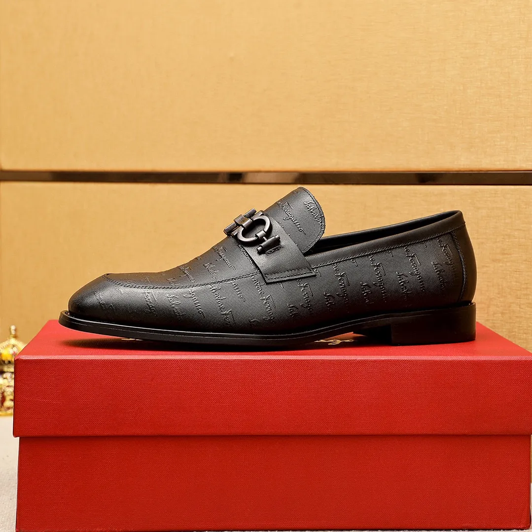 Men's shoes 💰480 💐 Product trademark: Ferragamo "Ferragamo" casual leather shoes Regular size: 38-44 (45.46🉑️customized) Product materials: Selected imported first-layer cowhide embossed upper + luxury hardware buckle, imported water-dyed cowhide leather lining. Strong three-dimensional visual effect, original rubber outsole Color: 1⃣️color optional